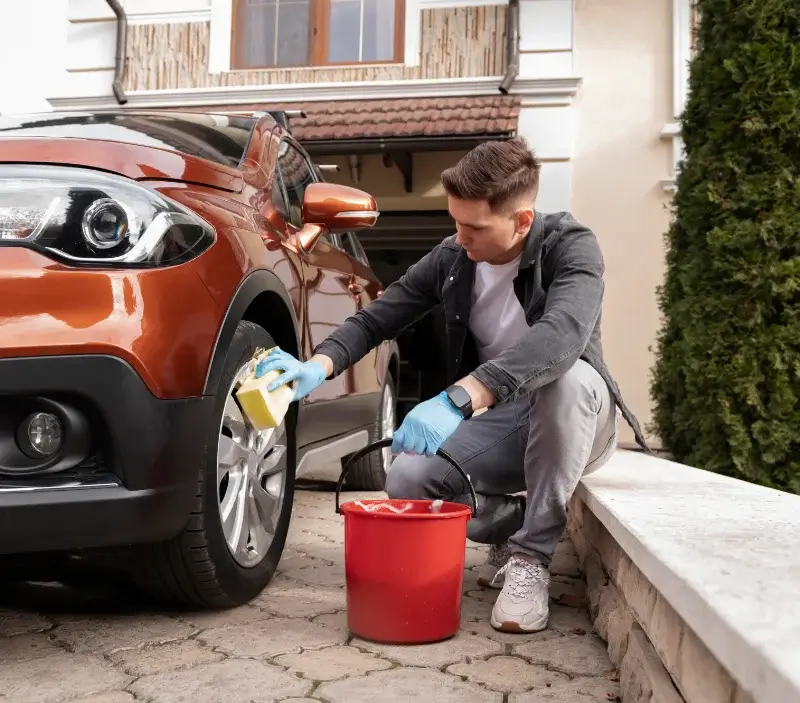 Lavage auto à domicile Bouloire : professionnel intervenant sur un véhicule